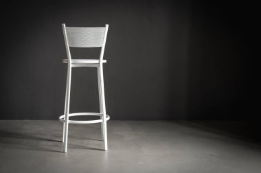 Gri arka planda bir sandalye, düz görüş