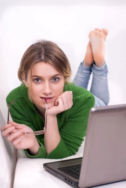 Estudiante joven con portátil — Foto de Stock