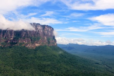 Auyantepui desde el avión