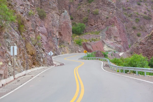 Estrada que conduz às montanhas — Fotografia de Stock