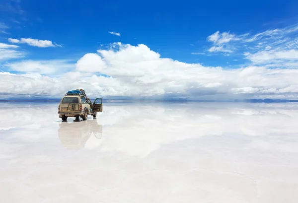 吉普车上撒拉族在玻利维亚的乌尤尼盐湖 — 图库照片