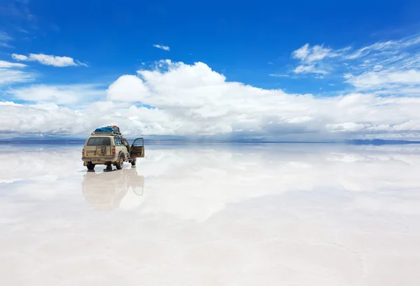 Bolivya'da salar uyuni üzerinde Jeep