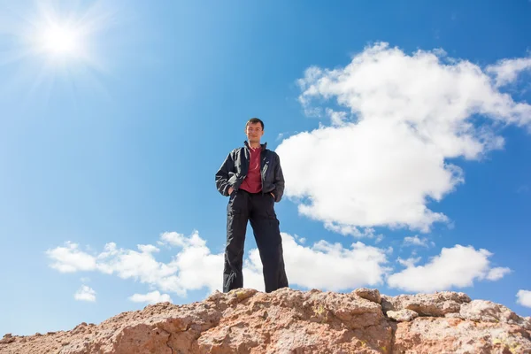 Homem em pé sobre uma rocha — Fotografia de Stock