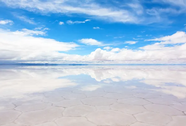 湖の水の薄層とウユニ — ストック写真