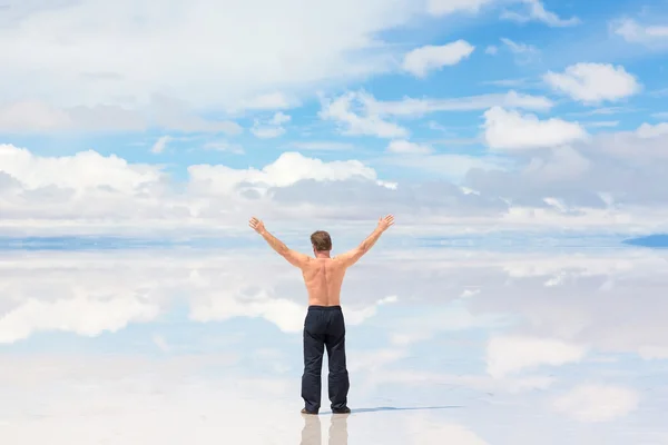 Man met de handen aan de orde gesteld — Stockfoto