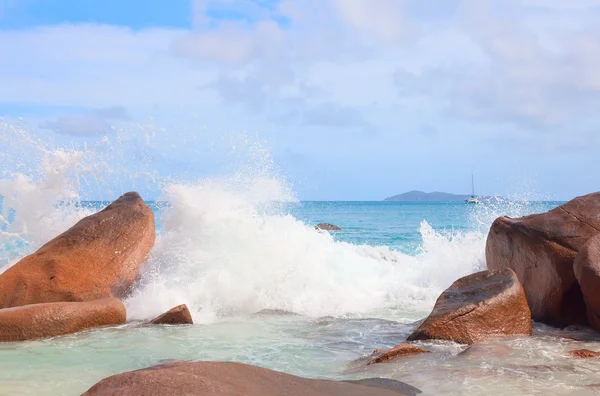 Vagues et mousse marine — Photo