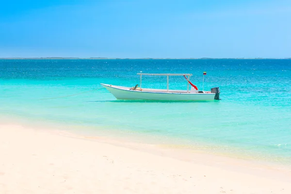 White boat at the beach — Stock Photo, Image