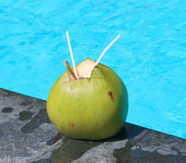 Vergrote weergave van de kokosnoot met het drinken van rietjes — Stockfoto