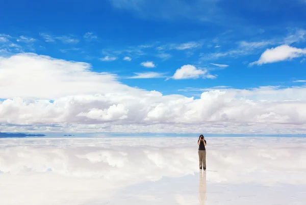 Menina tirando fotos na câmera — Fotografia de Stock