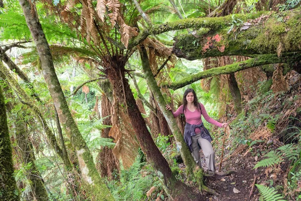 Frau wandert im Regenwald — Stockfoto
