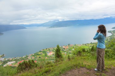 Cep telefonlu genç kadın.