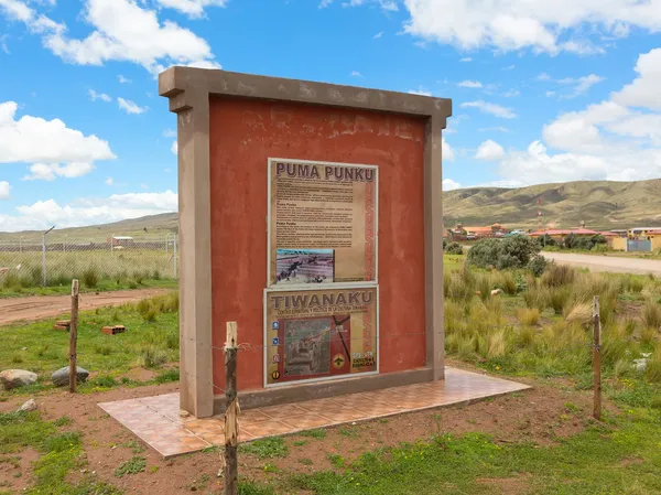 Bejárat a romok Puma Punku, Bolívia — Stock Fotó