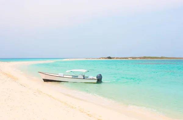 Barco branco na praia — Fotografia de Stock