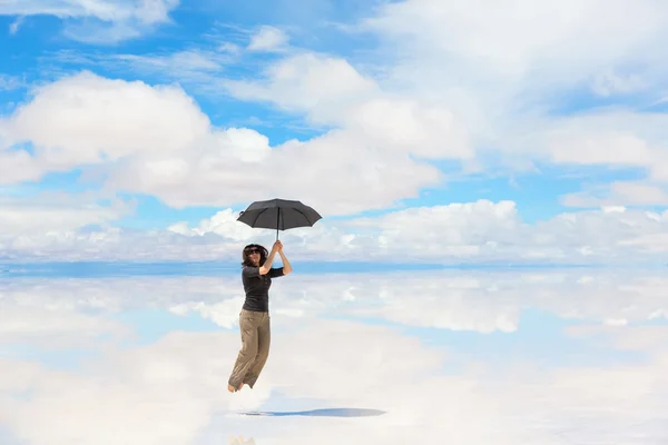 Jovem pulando com guarda-chuva — Fotografia de Stock