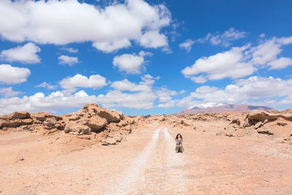 Kadın arabayı yakalamak — Stok fotoğraf