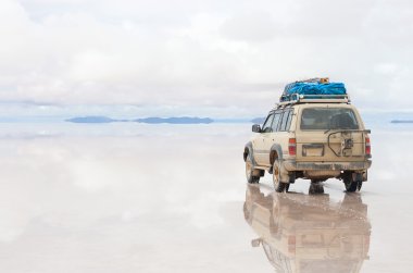 Bolivya'da salar uyuni araba