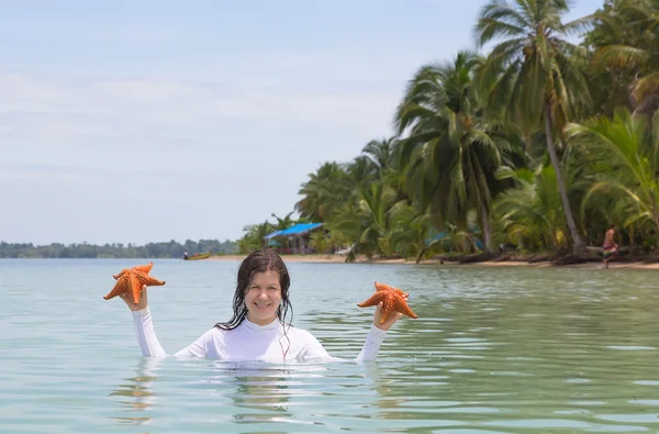 Frau hält den Seestern in der Hand — Stockfoto