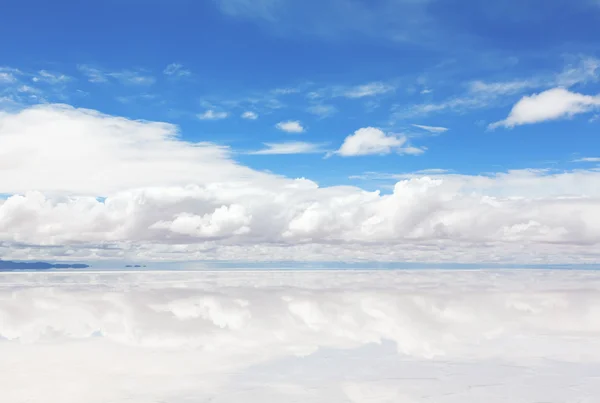 Lago Salar de Uyuni con una fina capa de agua — Foto de Stock