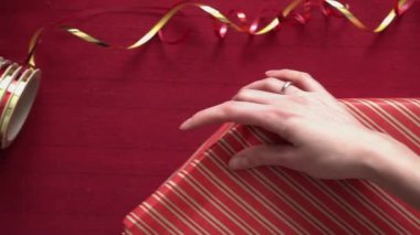 Noel için hediye sarma kadın