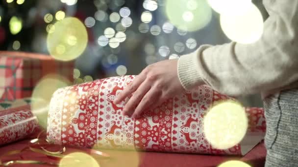 Женщина упаковывает подарки на Рождество — стоковое видео