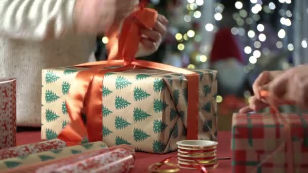 Cadeaux d'emballage de couple pour Noël — Video