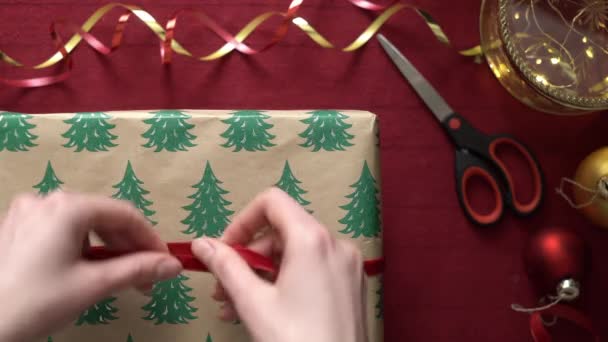 Cadeau d'emballage de femme pour Noël — Video