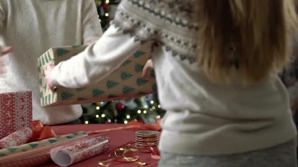 Cadeaux d'emballage de couple pour Noël — Video