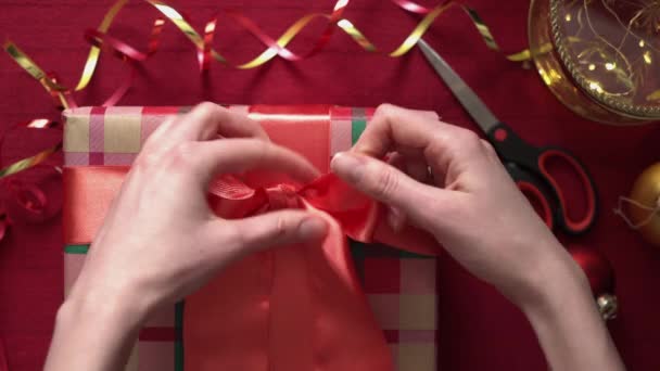 Kobieta, owijania prezenty na Boże Narodzenie — Wideo stockowe