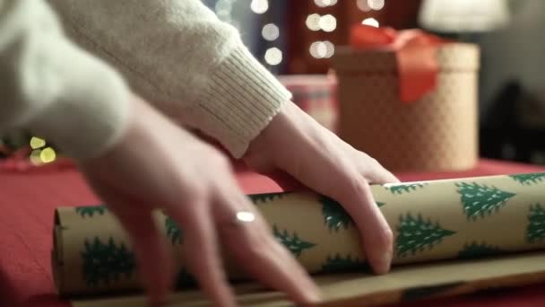 크리스마스 선물을 포장 하는 여자 — 비디오