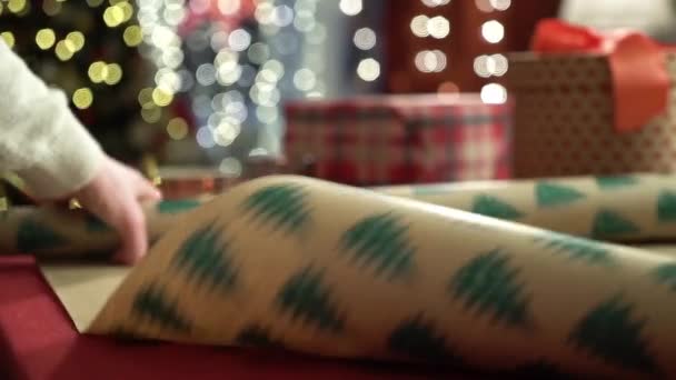 Cadeau d'emballage de femme pour Noël — Video