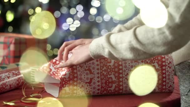 Cadeau d'emballage de femme pour Noël — Video
