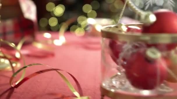 Vrouw voor het verpakken van cadeaus voor kerst — Stockvideo