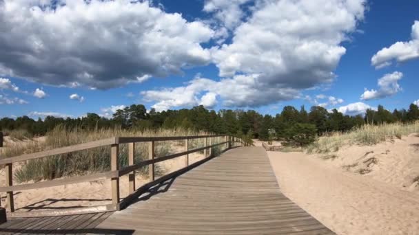 Jejak kayu eco melalui bukit pasir di pantai — Stok Video