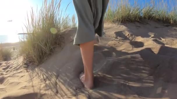 一个年轻女子沿着海滩散步时细长腿的特写 — 图库视频影像