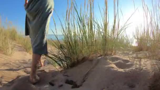 Sahilde yürüyen genç bir kadının ince bacaklarının yakın çekimi. — Stok video