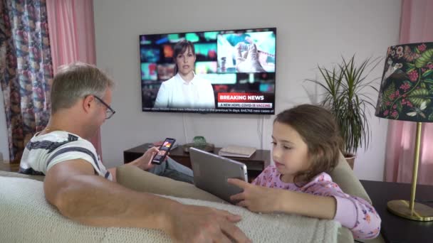 Οικογενειακό ζευγάρι Βλέποντας τηλεόραση ειδήσεις κάθεται στον καναπέ στο σαλόνι μαζί. — Αρχείο Βίντεο