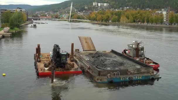 Μεγάλος εκσκαφέας σε πλωτή εξέδρα που καθαρίζει τον πυθμένα του ποταμού — Αρχείο Βίντεο