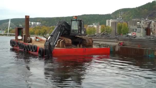 En stor grävmaskin på en flytande plattform som rengör flodbotten — Stockvideo