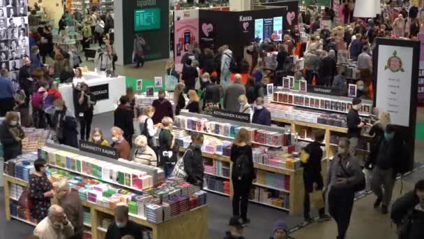 Många älskare av läsning, köpare, utgivare och böcker på bokmässan i stora. — Stockvideo