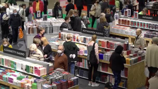 Mulți iubitori de lectură, cumpărători, editori și cărți la marele târg de cărți . — Videoclip de stoc