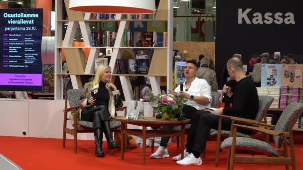 Presentación del libro en la gran feria del libro — Vídeos de Stock