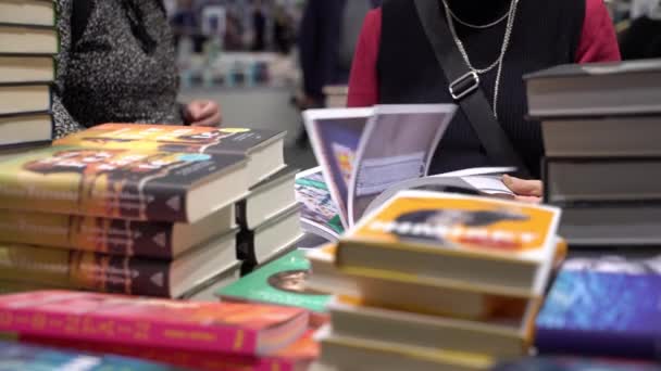 Många älskare av läsning, köpare, utgivare och böcker på bokmässan i stora. — Stockvideo