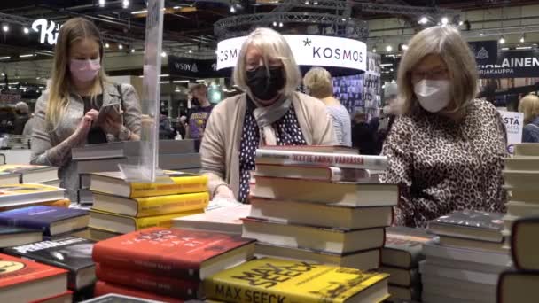 Många älskare av läsning, köpare, utgivare och böcker på bokmässan i stora. — Stockvideo