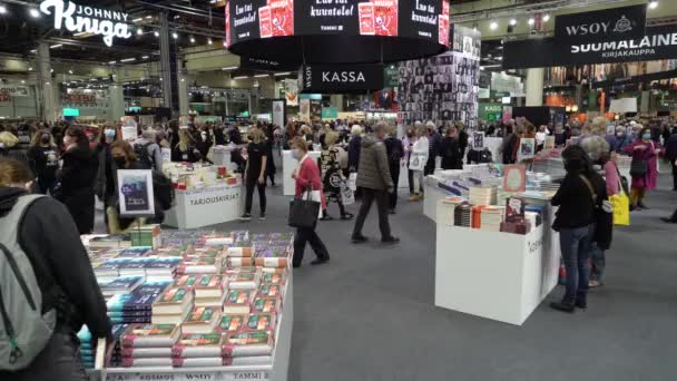 Vele liefhebbers van lezen, kopers, uitgevers en boeken op de grote boekenbeurs. — Stockvideo