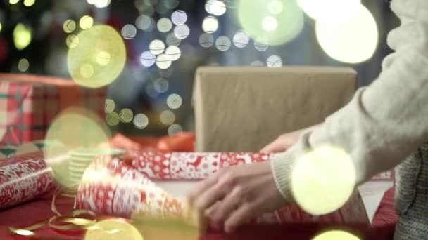 Kobieta, owijania prezenty na Boże Narodzenie — Wideo stockowe