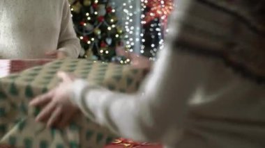 Noel için hediye sarma kadın