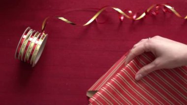 Noel için hediye sarma kadın