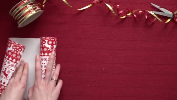 Женщина упаковывает подарки на Рождество — стоковое видео