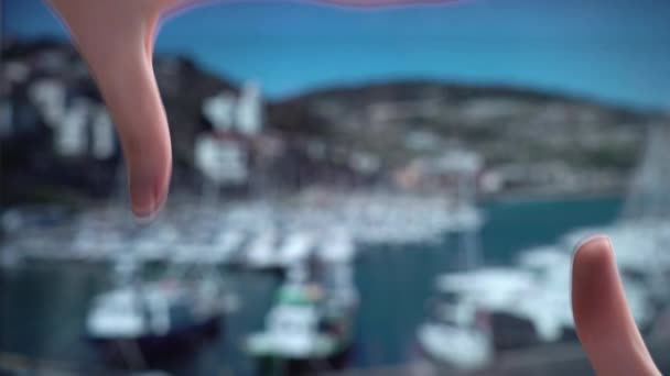 Rámeček prstu. Mnoho rekreačních jachet v přístavu v italské riviéře — Stock video