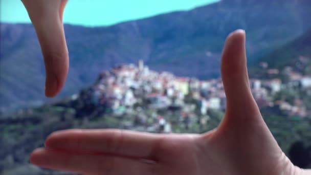 Fingerrahmen. Die antike Stadt Perinaldo hoch in den Alpen im Westen Italiens — Stockvideo